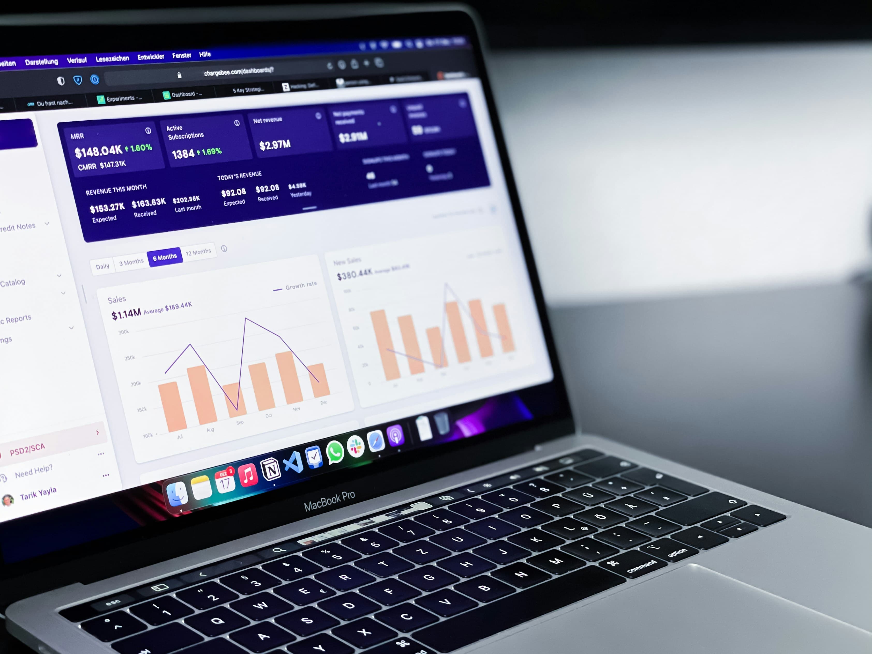 Portátil mostrando un dashboard de ventas y CRM con gráficos de ingresos
