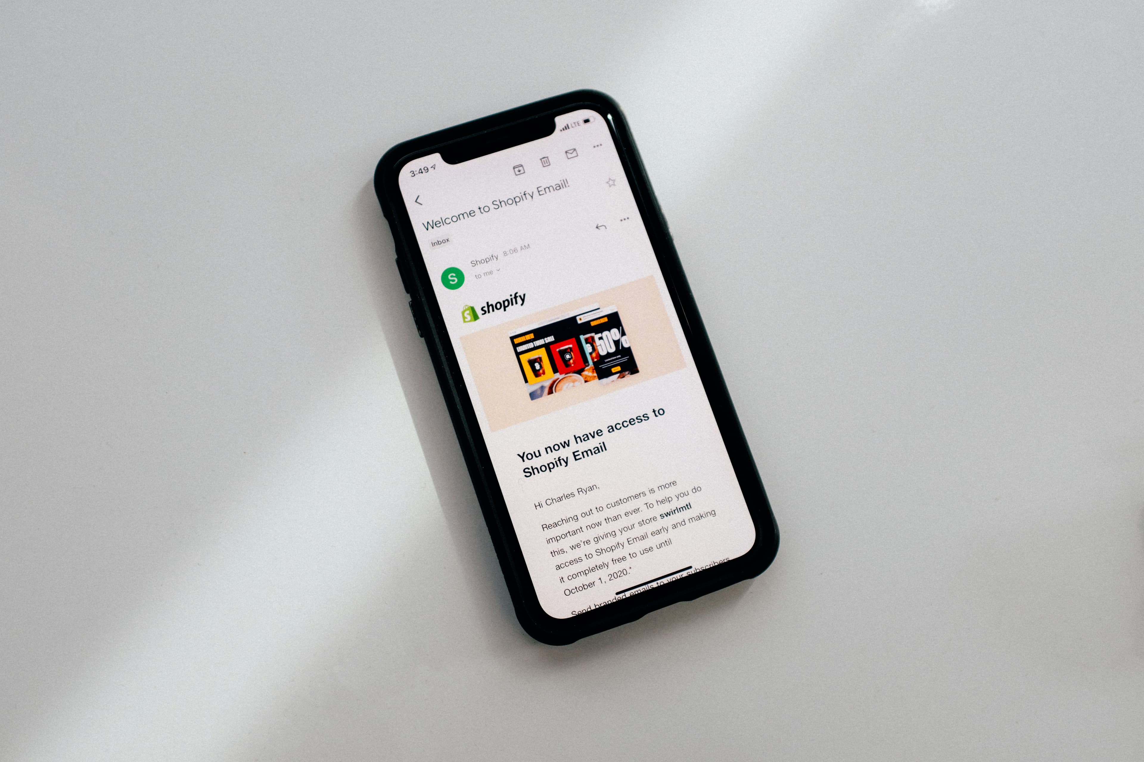 Un smartphone sobre una mesa mostrando el email de bienvenida de una secuencia de marketing